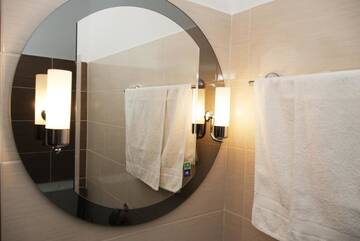 Фото номера Двухместный номер «Комфорт» с 1 кроватью Отель Hotel Cristian г. Afumaţi 11